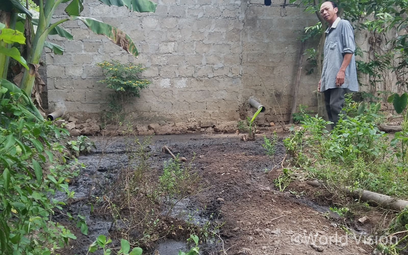 친환경 사업 전, 마을 주민 루아트 씨 뒷 마당은 악취와 오염된 토양으로 불결했던 마을 주민 루아트 씨의 뒷마당
