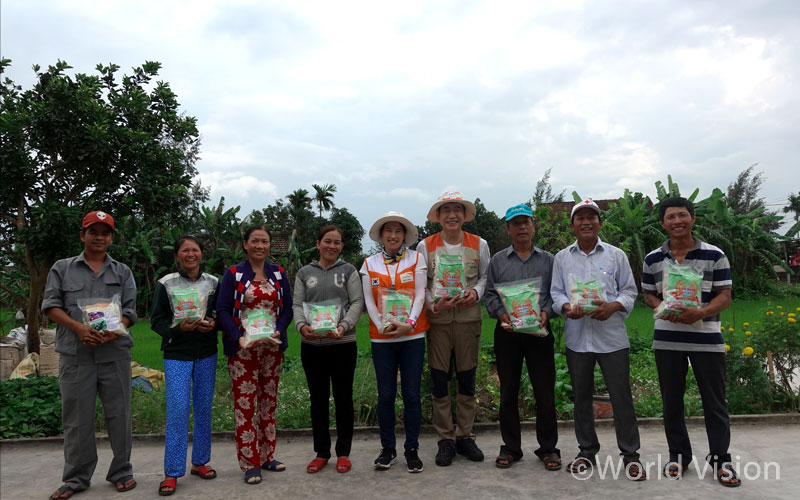 마을의 자랑! 친환경농법으로 재배한 쌀을 들고 한 컷.