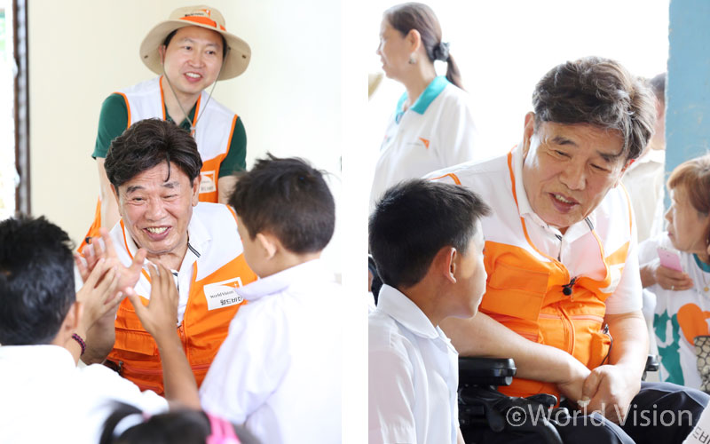 낡고 위험했던 학교가 장순기?채정자 후원자의 나눔으로 싸악~ 바뀌었다. 쾌적한 환경에서 신이 난 아이들과 함께 즐거운 장순기 후원자.