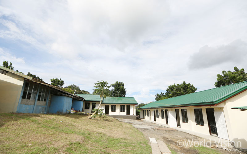 부부의 후원으로 새로 지은 콤프라디아 초등학교