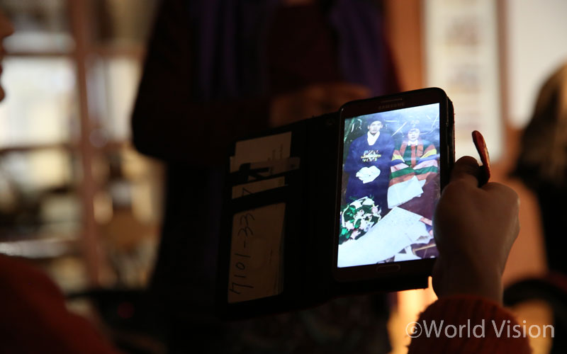 오래 된 결혼 사진, 잔뜩 긴장한 앳된 두 사람이 보인다. 인생을 송두리째 흔들어 버린 시련도 둘의 사랑을 넘어서지 못했다.