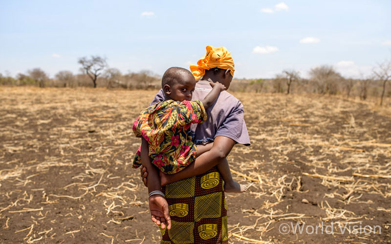 많은 아이들이 식량을 찾기 위해 교육을 중단하고 있으며 일터로 내몰리거나 조혼을 강요 받는 아이들 또한 늘어나고 있습니다