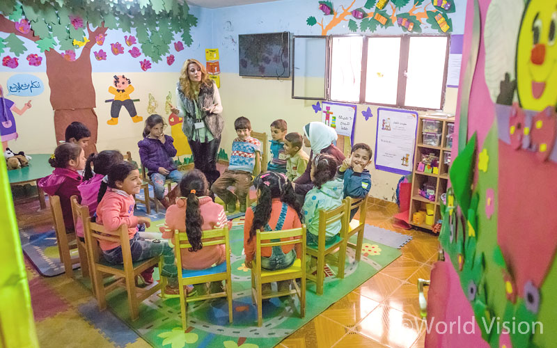 감정을 건강하게 표현하고 관리하며 안정을 찾도록 도와줘야 해요