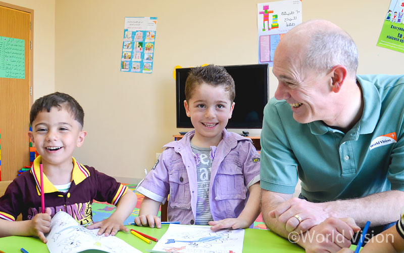 우리 아이는 이렇게 놀 시간이 없다고 하세요. 일터에서 감자라도 캐며 한 푼이라도 벌어야 한다고요