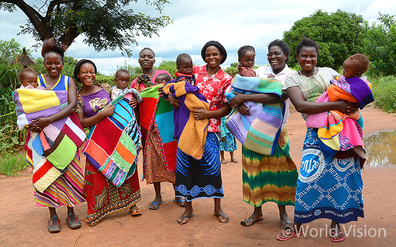보건소에서 제공받은 담요를 사용하는 지역 주민들