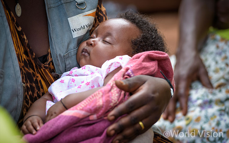 여러분도 아이와 가정에 꼭 필요한 다른 작은 선물로 희망을 전할 수 있습니다