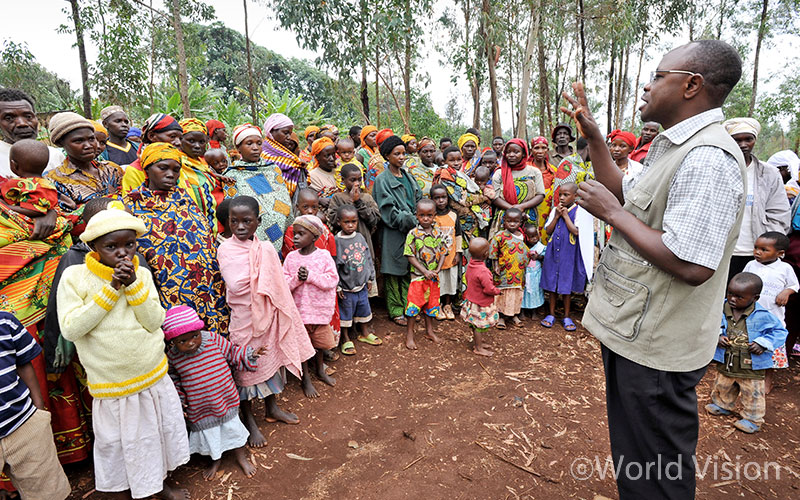 멀리 아프리카에서도 왁자지껄한 소리가 들리네요-