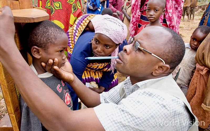 기다란 나무 판에 숫자를 표시해서 키를 재요