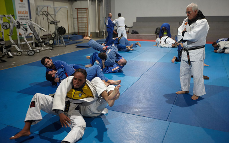 욜란데의 훈련을 지도하는 베르나르지스 코치(사진 오른쪽) 베 코치님도 '난민대표팀' 소속으로 리우 올림픽에 출전합니다 (사진 IOC).