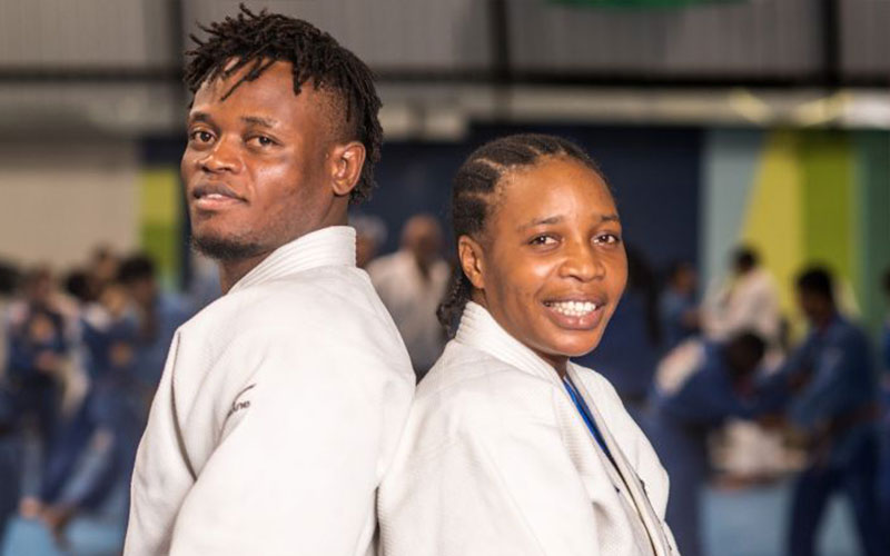 어려운 삶의 조건에서도 둘은 웃음을 잃지 않았습니다(사진IOC)