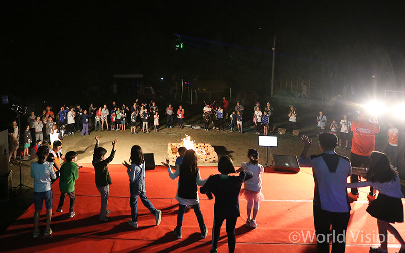 이렇게 밤늦도록 활동을 한 뒤, 겨우 잠을 청하던 참가자들을 사이렌으로 깨웠다면.....하지만 난민들은 매일 이런 삶이라는 데서 다들 깨우침이 많았습니다.