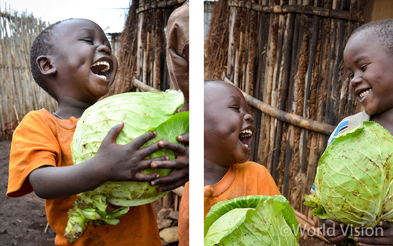 물 흐르듯 경계 없는 턱과 목 그리고 볼살을 더욱 강조해주는 보조개가 포인트! 정말 기분 좋은 웃음이죠. 이 아이는 왠지 커서 몸도(?) 마음도 넉넉하고 재밌는 인심 좋은 아저씨가 될 것 같지 않나요?