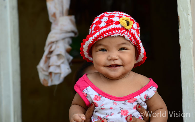물 흐르듯 경계 없는 턱과 목 그리고 볼살을 더욱 강조해주는 보조개가 포인트