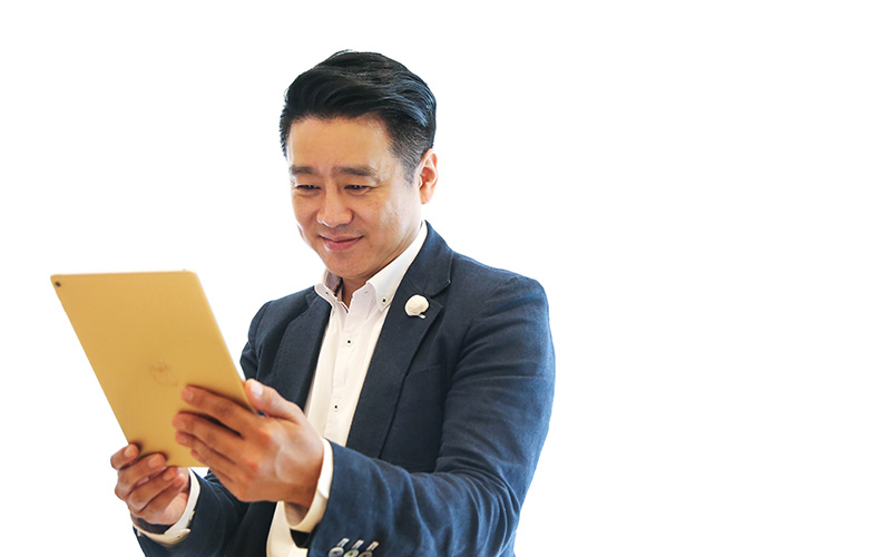 아이들과의 함께 찍은 사진을 보며 생각에 잠긴 이광기 홍보대사