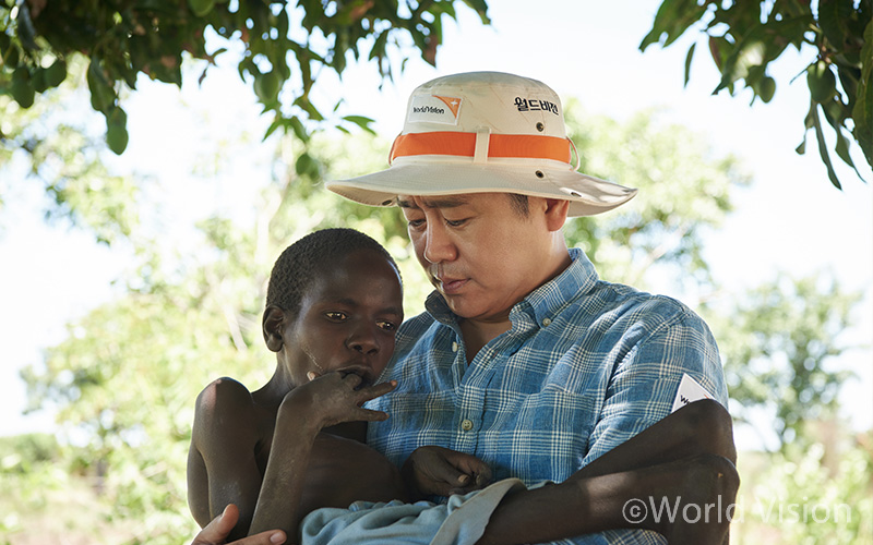 페트릭을 소중히 품에 안은 이광기 홍보대사의 모습