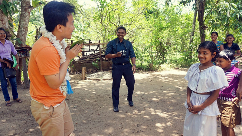 스승에 대한 존경의 표현으로 나뭇잎을 드리며 발에 입을 맞추는 풍습이 있다