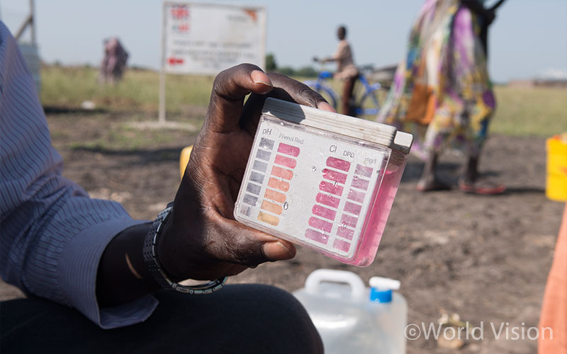 이런 수질검사도 반 년 마다 해야 합니다. 휴대용 수질검사키트로 식수펌프의 수질을 검사하는 모습.