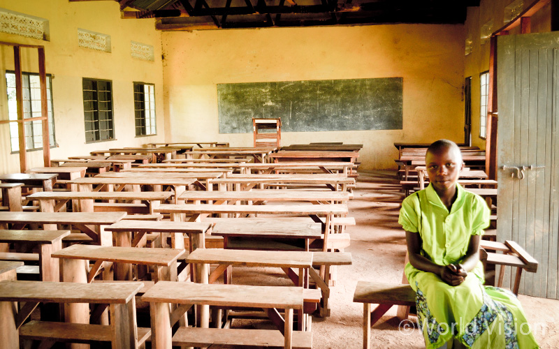 깨끗한 물 덕분에 학교에 갈 수 있다는 말씀입니다.