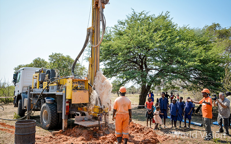 사전에 몇 번의 수질검사를 거치고, 시설이 잘 유지되도록 지속적인 관리 감독을 수행합니다