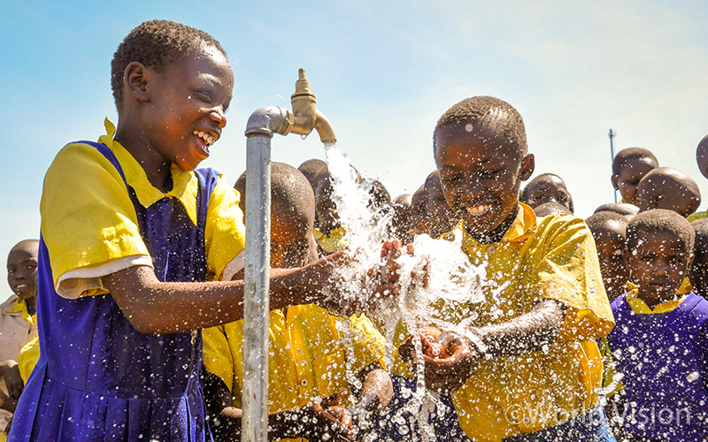 월드비전이 가나 지역에 설치한 1,470여 개의 식수시설 중 80% 이상이 평균 20년 이상 작동한다고 해요