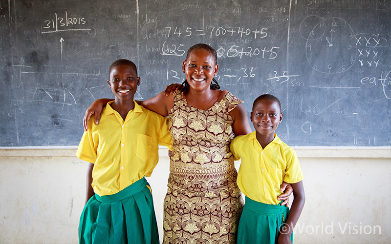꿈을 이야기하는 열두살 니마의 얼굴이 희망으로 빛납니다.