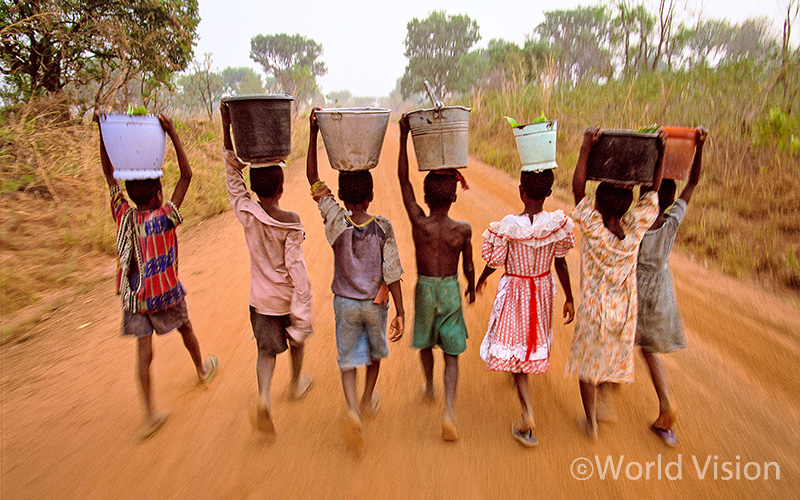 같은 시간 속에서 다른 하루를 보내는 아이들