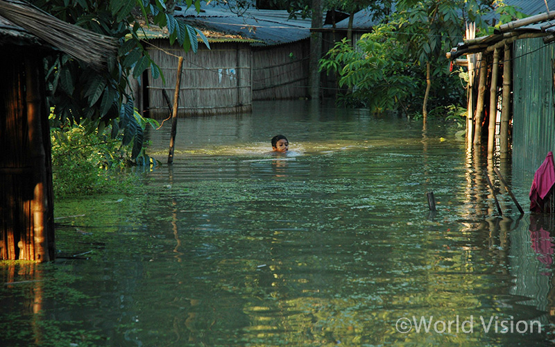 IPCC에 따르면 2050년까지 방글라데시는 국토의 17%가 수몰되고 2,000만 명의 기후난민이 발생할 것이라고 합니다.