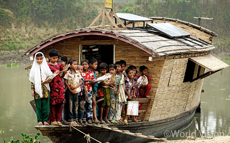 보트 스쿨 덕분에 학교에 다닐 수 있게 되어 정말 다행입니다./ 출처: EFAGMR