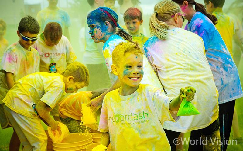 개구진 표정의 어린 소년부터 너털웃음이 멋진 할아버지까지 남녀노소 800여 명의 사람이 한자리에 모였네요