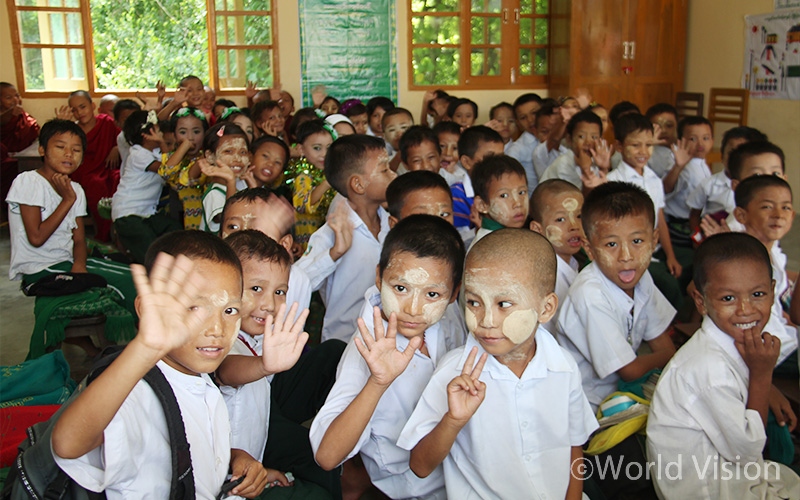 김재옥 후원자가 선물한 안전하고 깨끗한 학교에서 공부하게 된 미얀마 아이들.