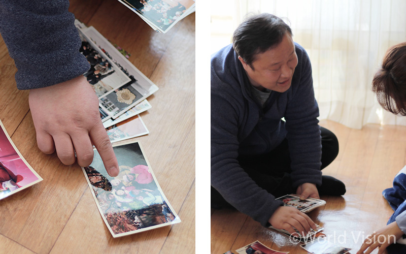 가족사진을 보여달라는 말에, 채 앨범에 정리하지 못한 사진을 꺼내 사회복지사에게 한 장, 한 장 보여주며 설명하는 기용씨. 사진을 바라보는 얼굴에 미소가 가득하다.