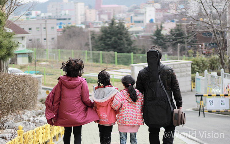 기용씨의 출근 길, 학교 앞까지 마중을 나오는 아이들. 나란히 함께 걷는 모습이 정겹다.