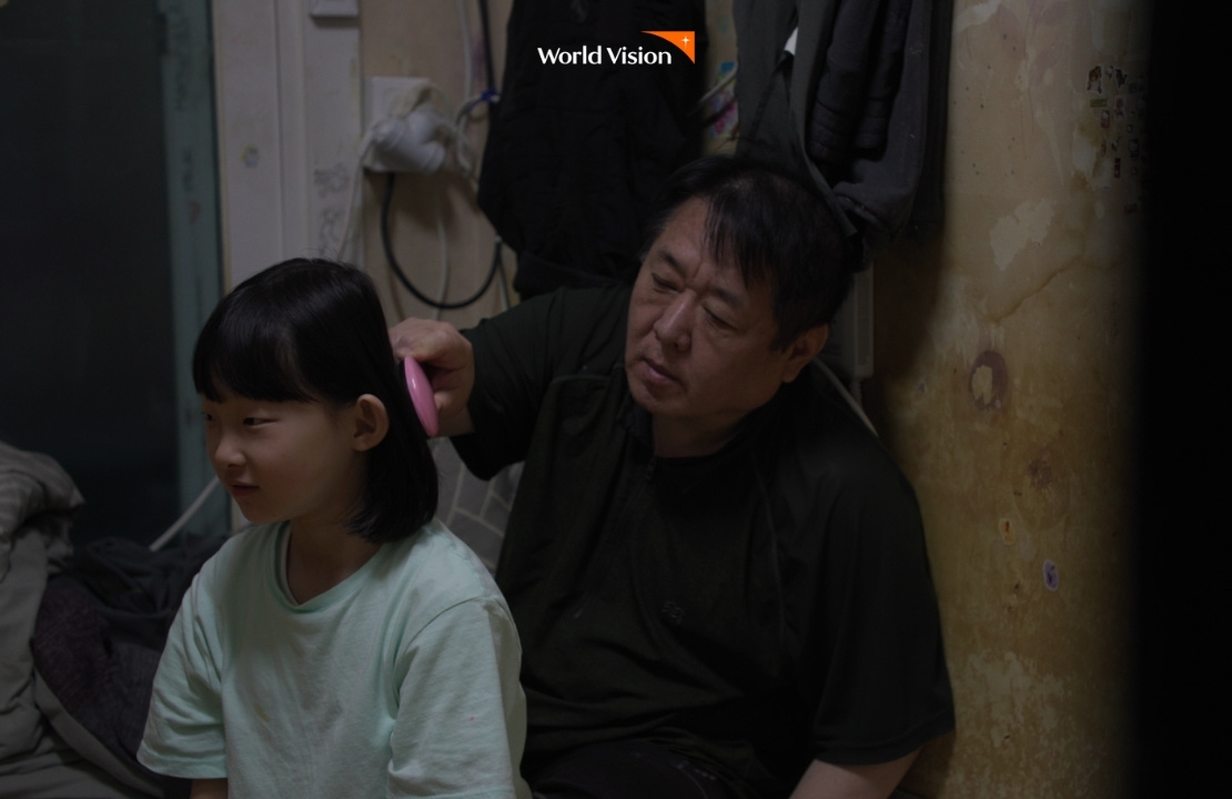 서로를 아끼고 위하는 하은이와 아빠