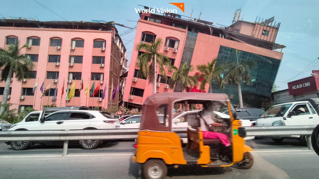 지진으로 인해 완전히 기울어진 건물