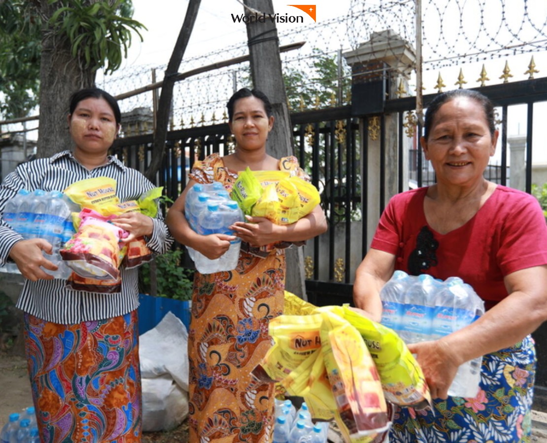 식량수령 후 웃고있는 사람들