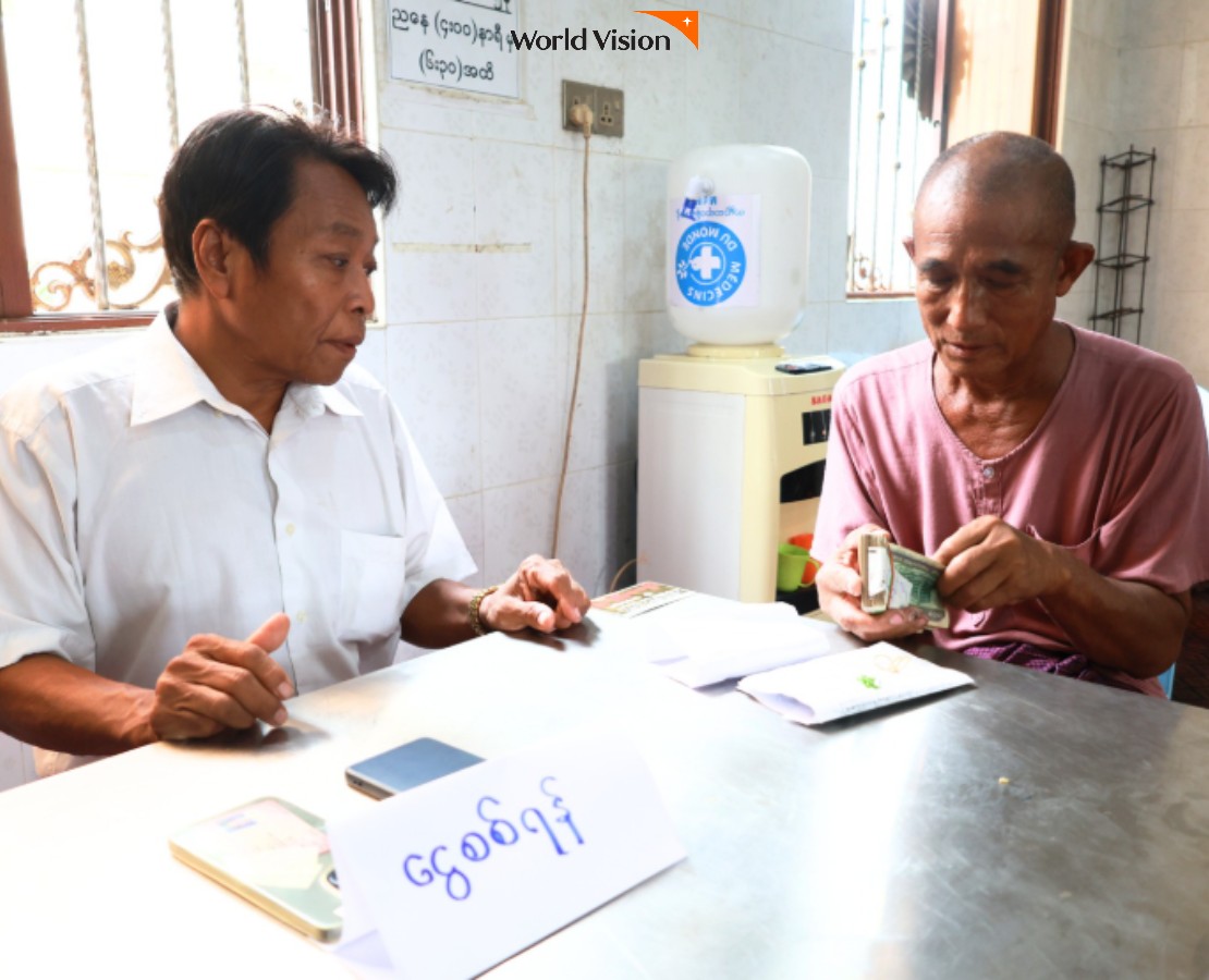 현금 수령 후 현금을 확인하고 있는 사람