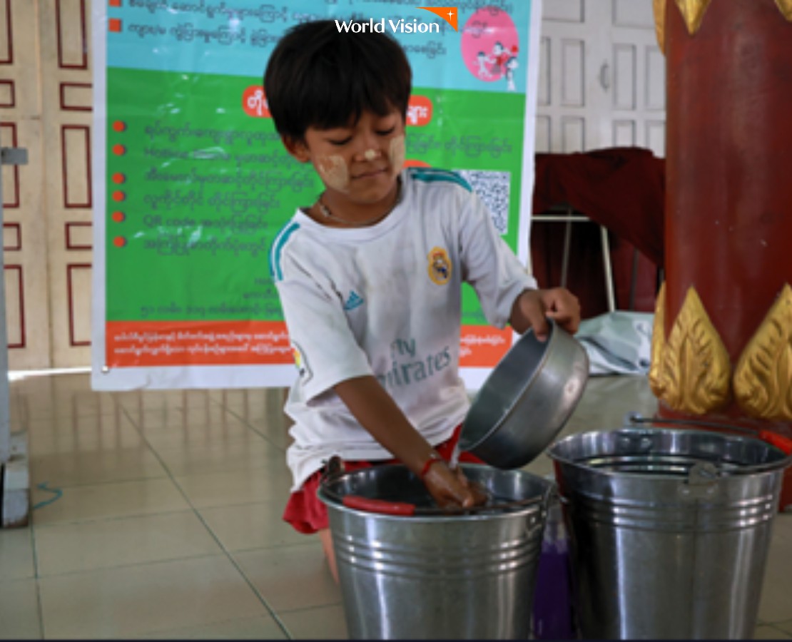 손을씻고있는아이