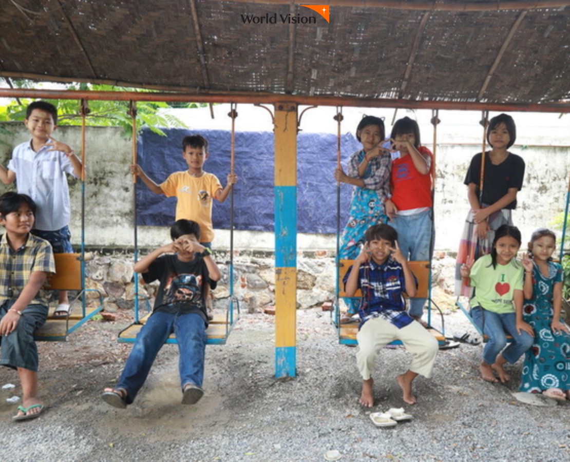 그네를타며웃는아이들