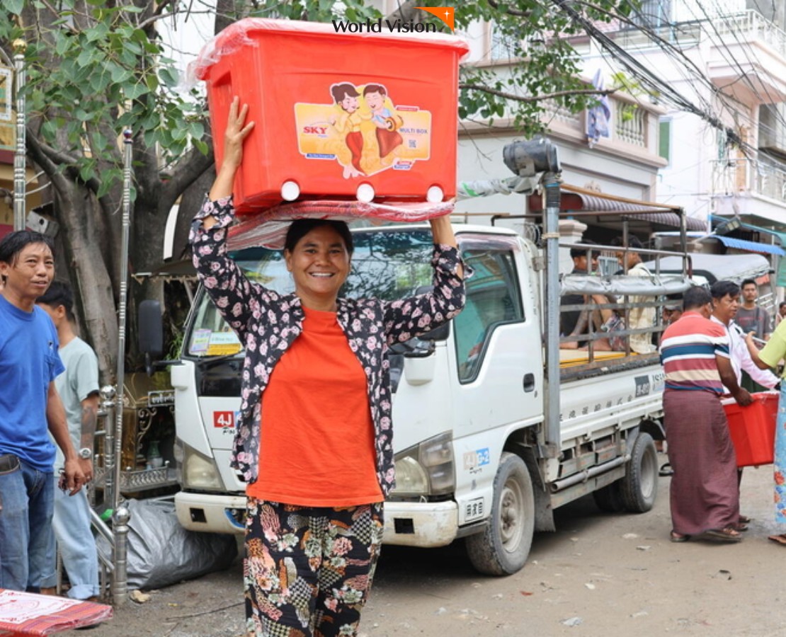배분받은물품을머리에 인 여성