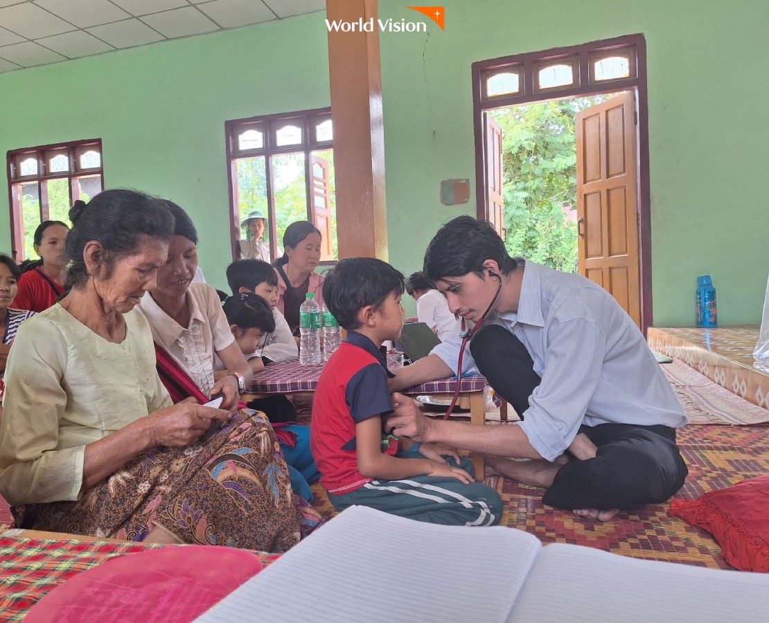 아이를진찰하고있는의사