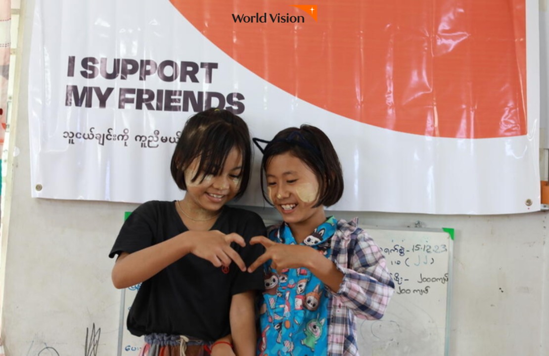 손가락으로하트를만들고있는 아이들