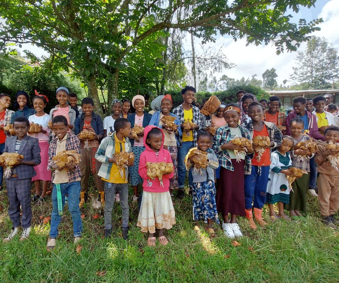닭 선물 받고 행복해하는 아이들