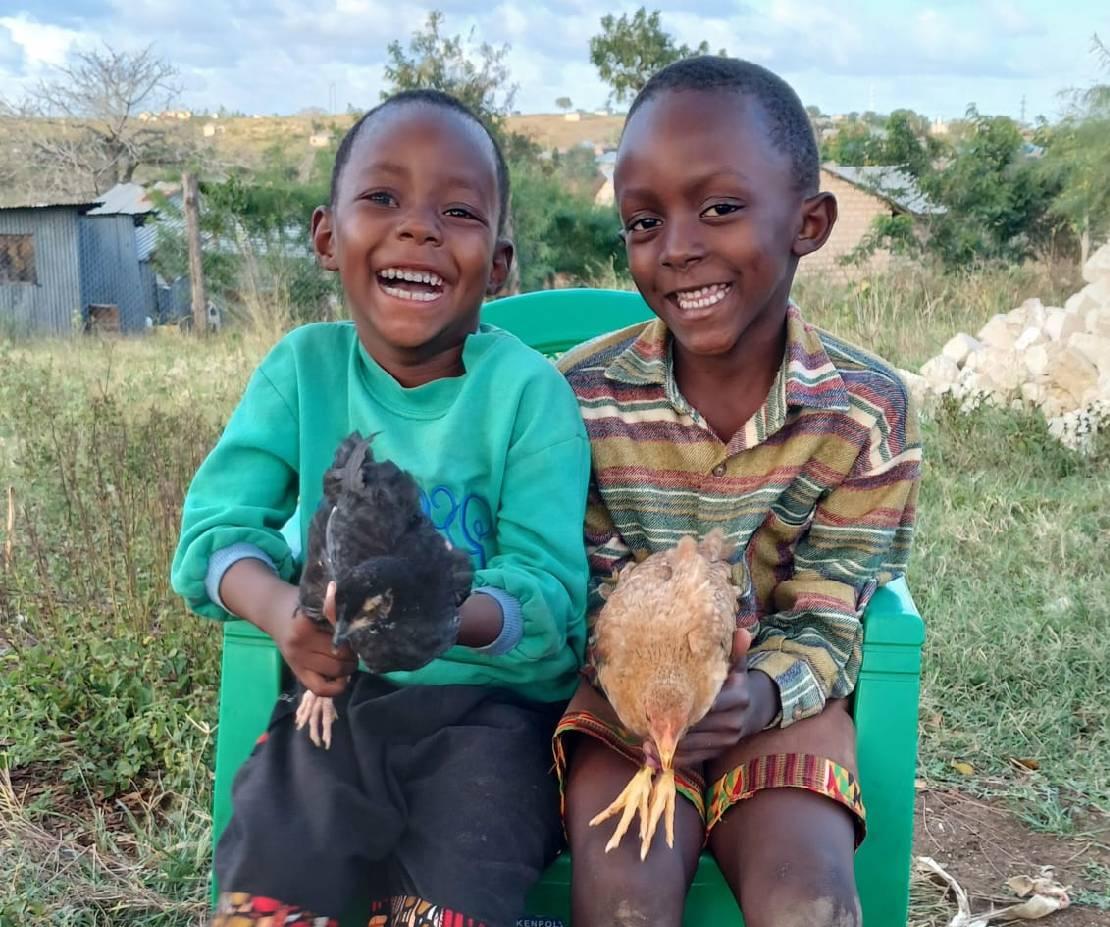 닭 선물 받고 행복해하는 아이들