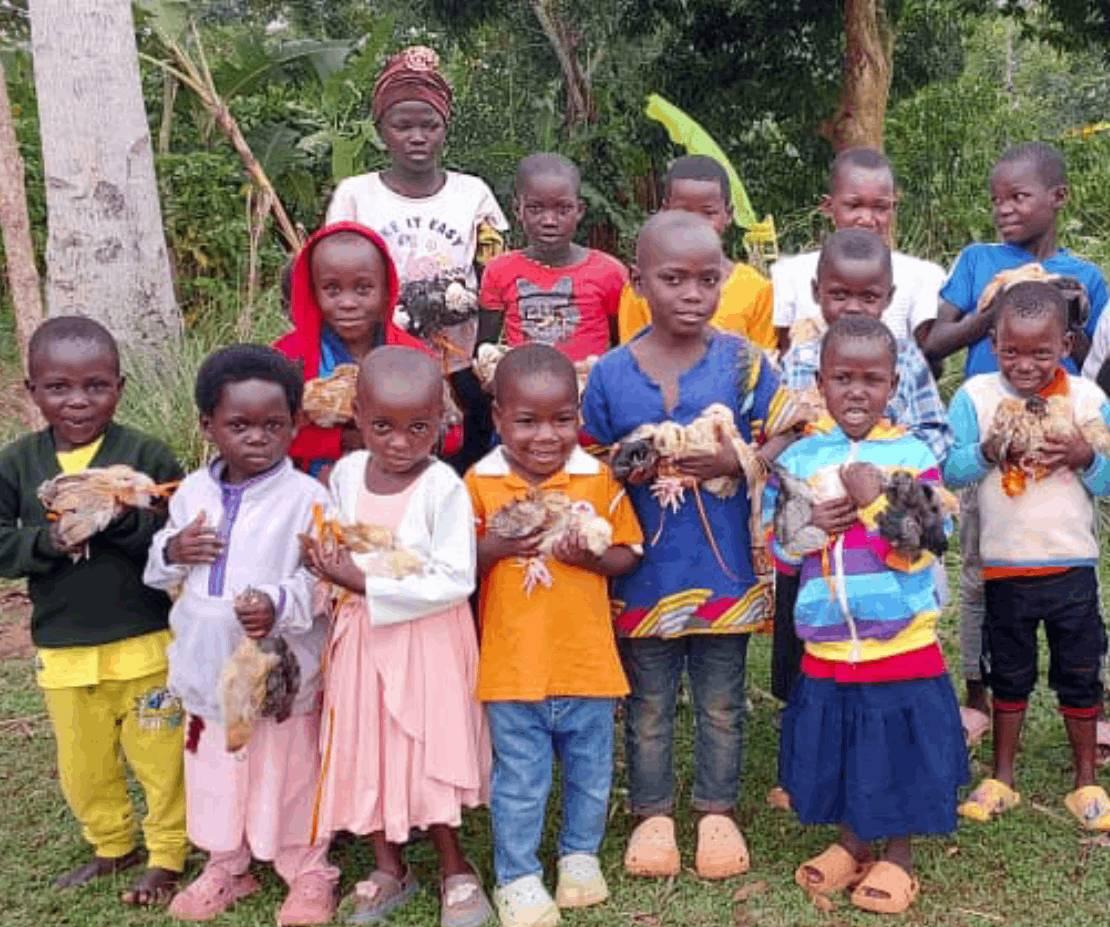 닭 선물 받고 행복해하는 아이들