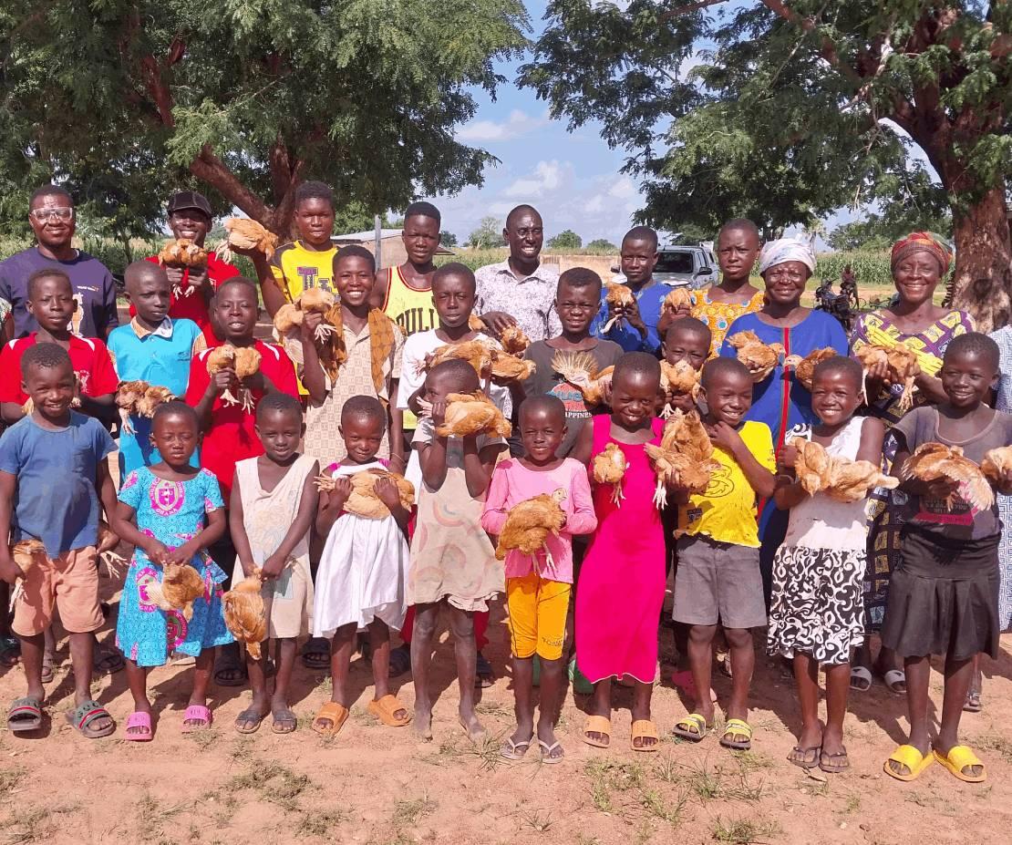닭 선물 받고 행복해하는 아이들