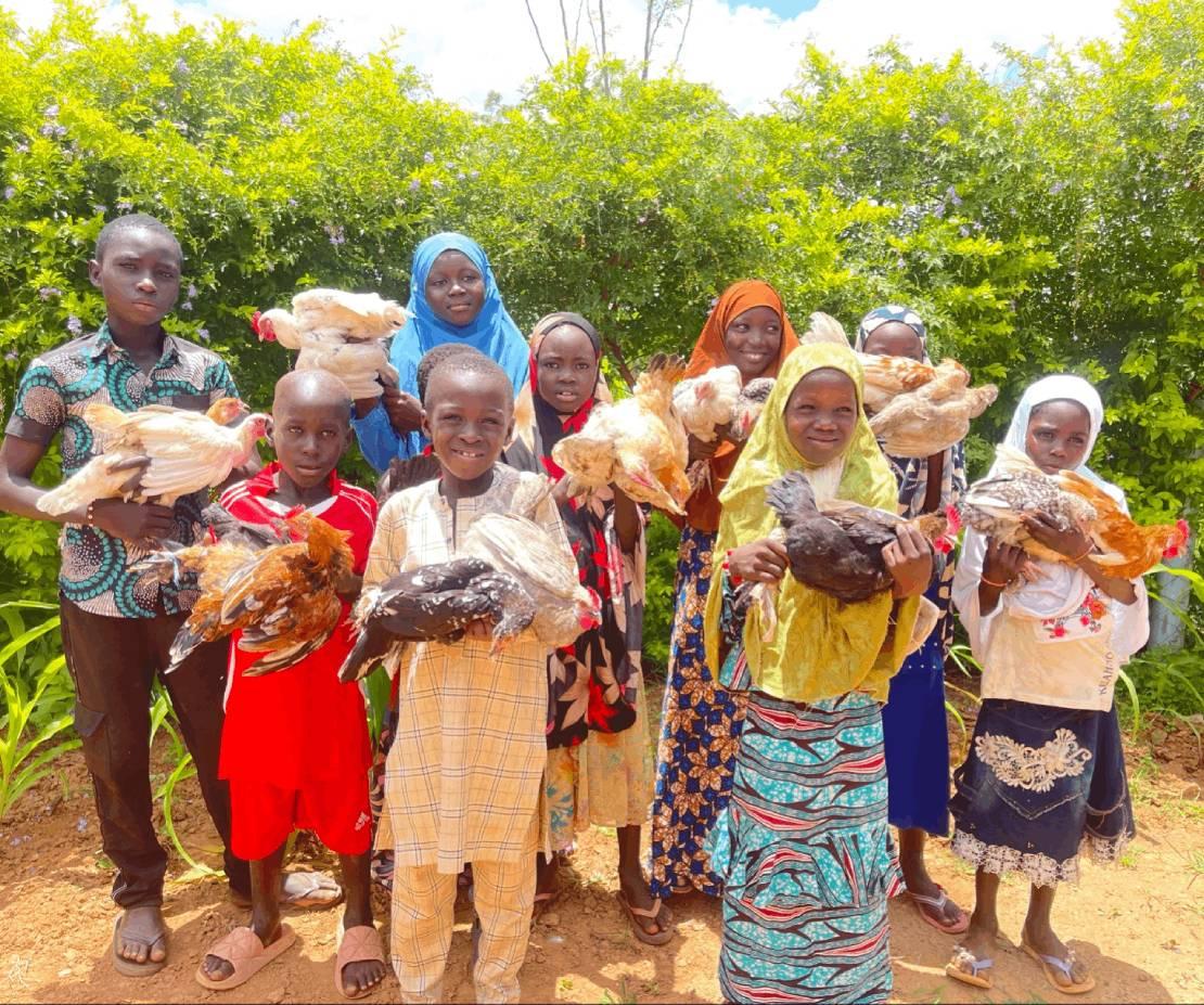 닭 선물 받고 행복해하는 아이들
