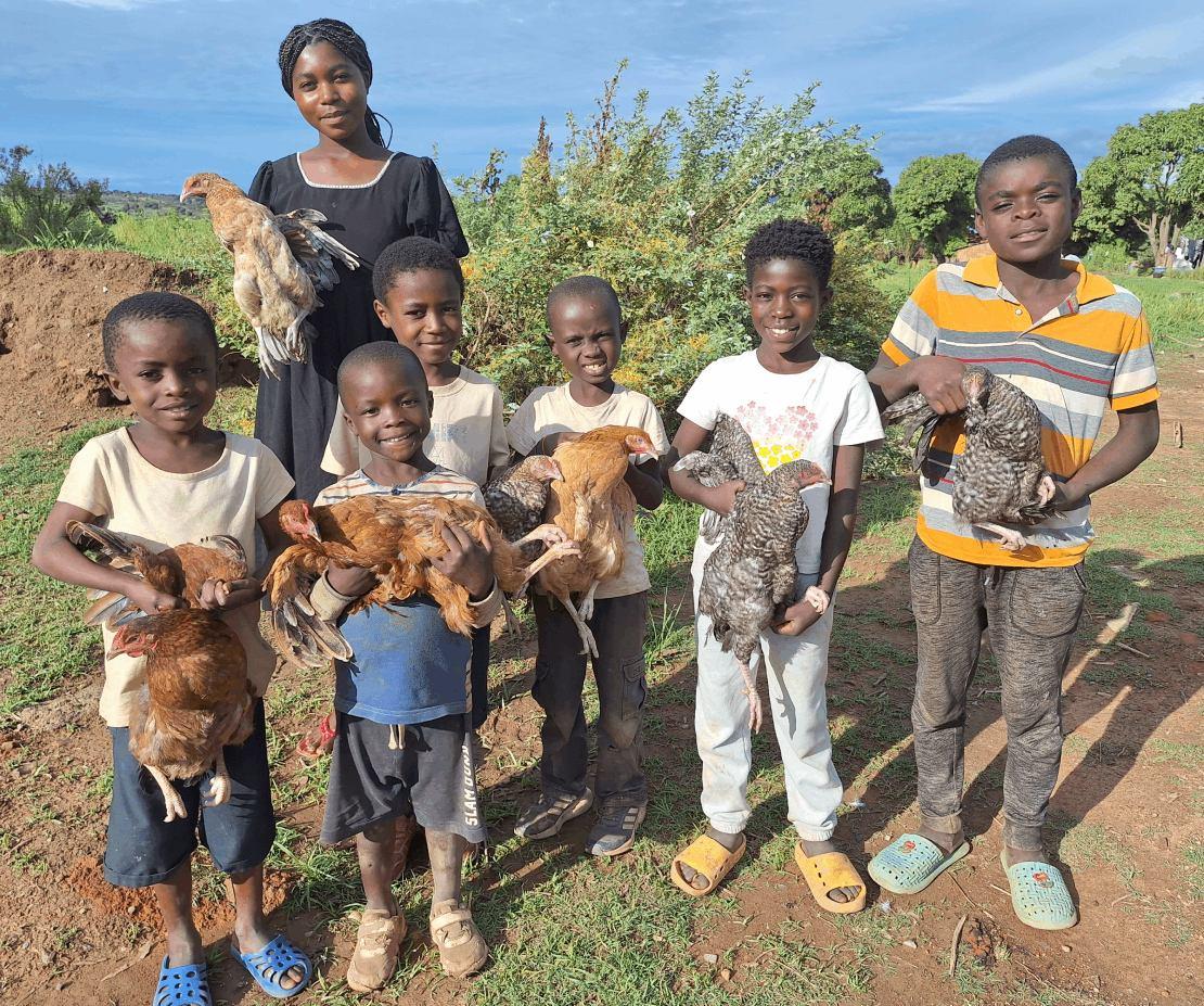 닭 선물 받고 행복해하는 아이들