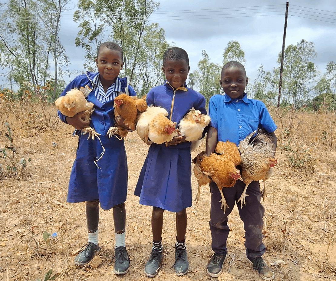 닭 선물 받고 행복해하는 아이들