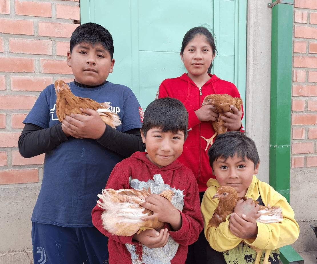 닭 선물 받고 행복해하는 아이들
