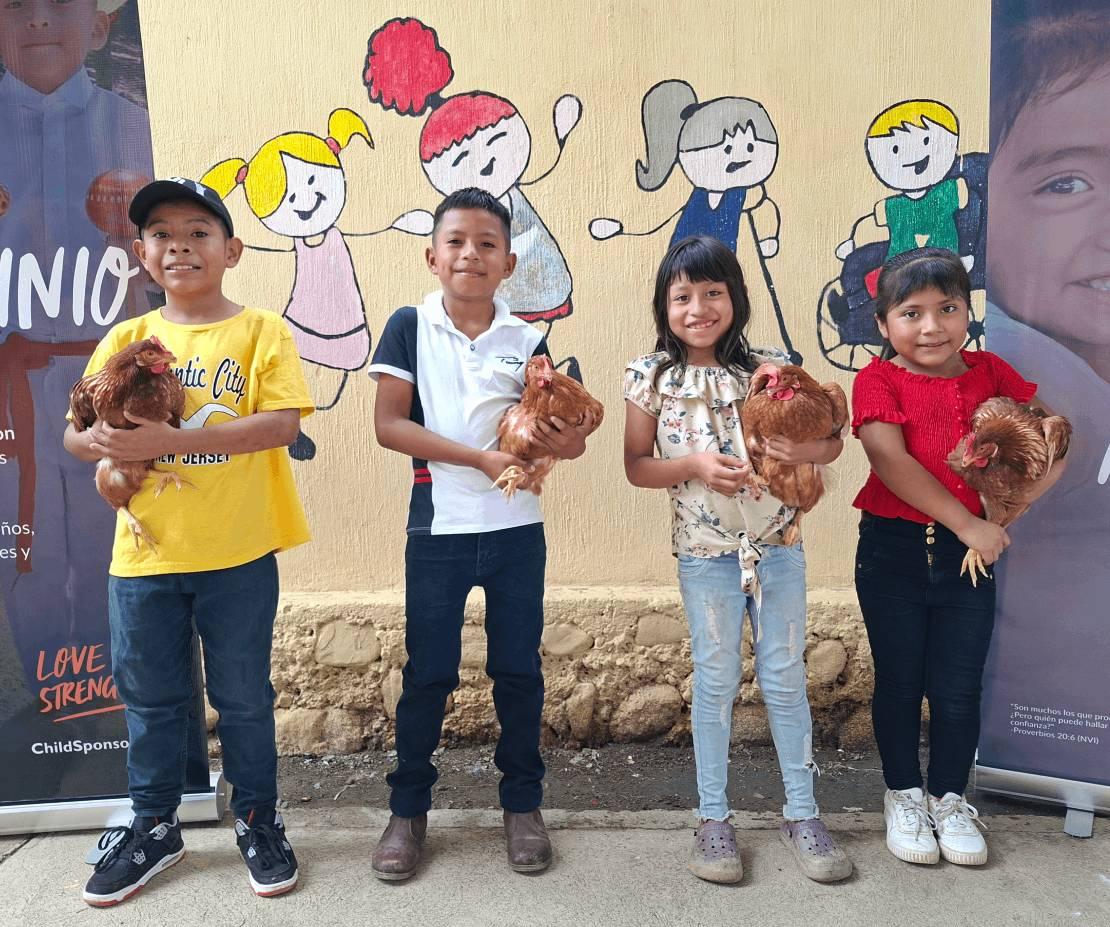 닭 선물 받고 행복해하는 아이들